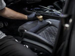 Jak správně čistit a impregnovat Alcantaru a kůži? - Praktické tipy pro údržbu interiéru