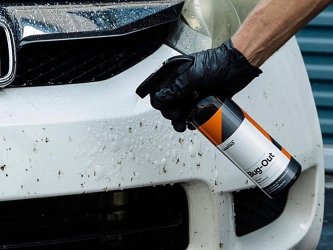 Jak šetrně odstranit hmyz z karoserie vašeho auta